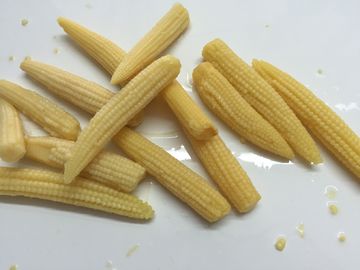 Giovane mais inscatolato tutto, cereale di bambino nell'offerta della salamoia e saporito saporito