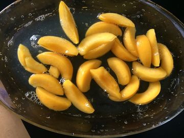 425g che le fette regolari inscatolate hanno tagliato le pesche a cubetti, frutta gialla della pesca facile si aprono