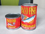 Pesce inscatolato più sano strettamente imballato, sardine in scatola in salsa al pomodoro