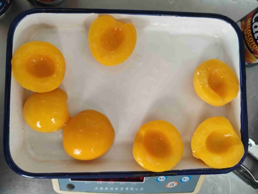 Comodi pesche gialle in scatola con 1800 g di peso drenato