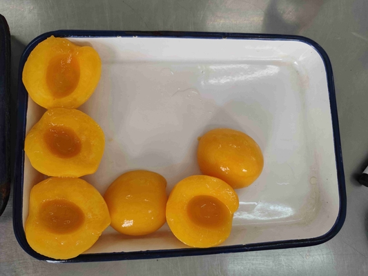 La temperatura ambiente ha inscatolato le pesche gialle di frutti dalla Cina