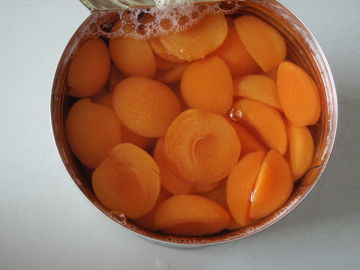 L'albicocca inscatolata il gusto dolce piacevole divide in due la materia prima fresca e sana