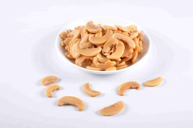 La marca su ordinazione ha inscatolato i funghi marinati affettati molli e poco gusto salato