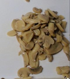 fette/pezzi e gambi dei funghi di agaricus bisporus 284g in latte