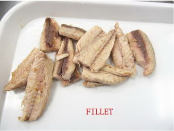 Raccordi conservati dello sgombro inscatolati nel gusto tipico naturale dell'olio vegetale