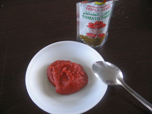 Passata di pomodoro senza additivi. Crea una salsa di pomodoro mescolando con acqua