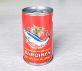 Pesce inscatolato della sardina in salsa al pomodoro molti tipo di imballaggio
