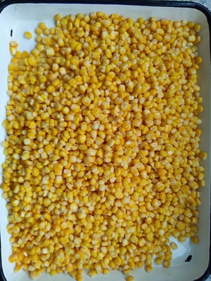 Corno dolce in scatola giallo intero per la cottura