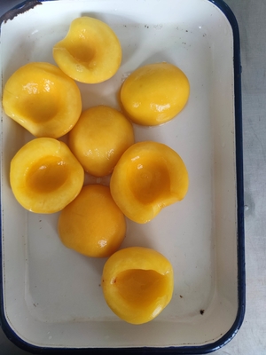 Frutta, pesche gialle in scatola etichetta privata accettabile