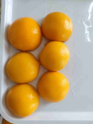 Deliziosa pesca gialla in scatola per gli amanti della frutta Servita fredda o a temperatura ambiente
