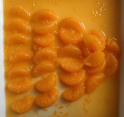 Arancione mandarino intero in sciroppo di zucchero con concentrato dolce