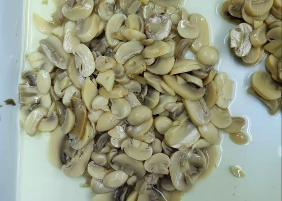 Le varie specifiche hanno inscatolato i funghi di bottone affettati