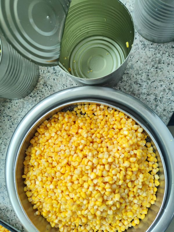 Mais dolce condito in scatola prodotto da freschissimo e da ingredienti per piatti conditi