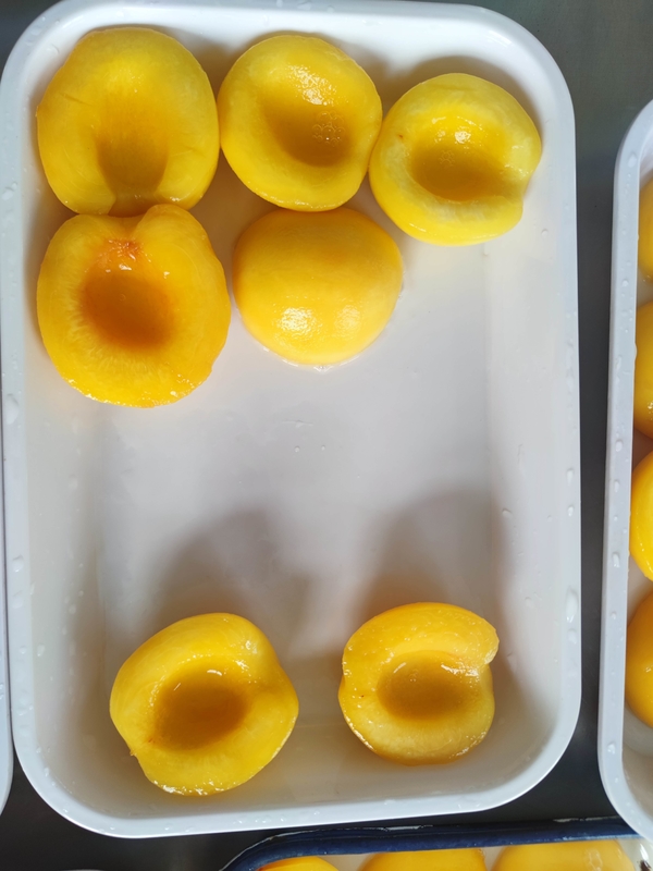 Deliziose conserve di frutta gialla di tipo OGM con pesche