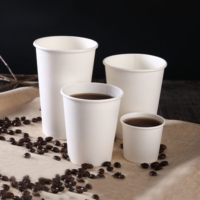 Le tazze di caffè di carta eliminabili doppie incartano le tazze con il coperchio