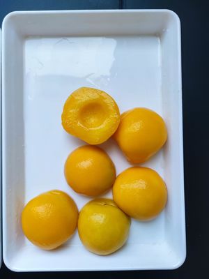 Brix 14-17% di pesche fresche di frutta gialla in scatola adatte per ristoranti, mense e aziende di trasformazione alimentare