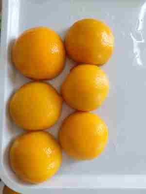 Deliziosa pesca gialla in scatola per gli amanti della frutta Servita fredda o a temperatura ambiente