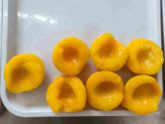 Pesche gialle in scatola per la stagione luglio-agosto, raccolto giugno-agosto