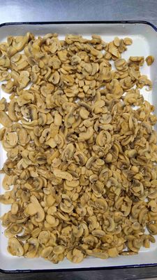 Freschi pezzi di funghi in scatola e steli con sale naturale